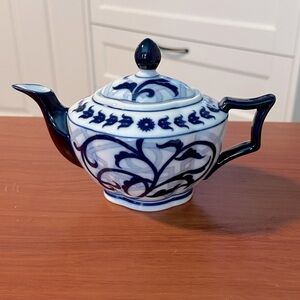 🧡 Elegant Blue & White Porcelain Teapot 🧡